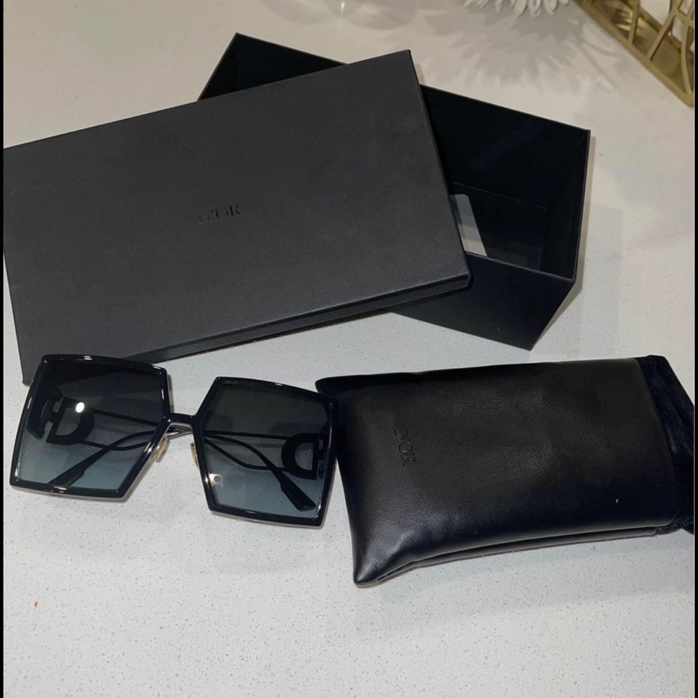 I’m selling because I lose weight so I don’t like how they look on me
